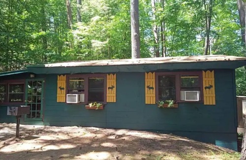 Lake George Cabin | Snowshoe Hare Cabin at the Adirondack Lodge - 5 mins to Lake George Village