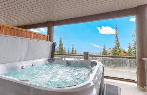 Big White Ski Resort Ski Chalet | Snowy Creek Chalet
