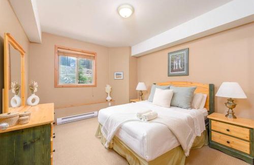 Big White Ski Resort Ski Chalet | Snowy Creek Chalet