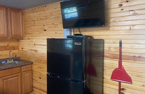 Pottsboro Cabin | Snug 3 Bed Cabin at Mill Creek Marina: Cabin 1