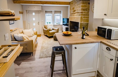 Hepworth Cottage | SNUG COTTAGE, pet friendly, with a garden in Scholes