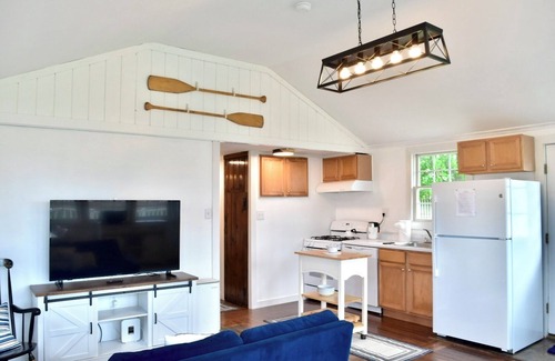 Snug Harbor Cottage | Snug Harbor Waterfront Cottage Pet Friendly