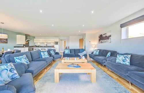 Winnard's Perch Cabin | Snug House, sleeps 12 with hot tub on Retallack Resort