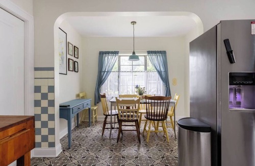 Cleveland House | Soaking Tub Dual Monitor Workspace 500 Mbps WiFi 50" Smart TV King Bed Near Beaches & Downtown CLE
