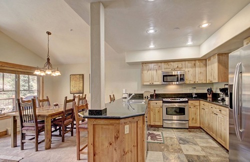 Breckenridge Condo | Soaring Ceilings + Mins To Gondola/apres-ski - 2br Sleeps 6 2 Bedroom Townhouse by RedAwning