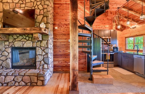 Logan Cabin | Soaring Eagle Luxury Treehouse