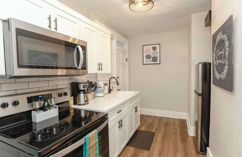 Norfolk Apartment | Sojourn at Colley Manor Unit 4 Sleeps 4