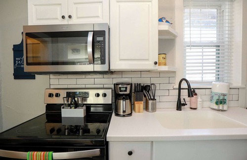 Norfolk Apartment | Sojourn at Colley Manor Unit 6 Sleeps 4