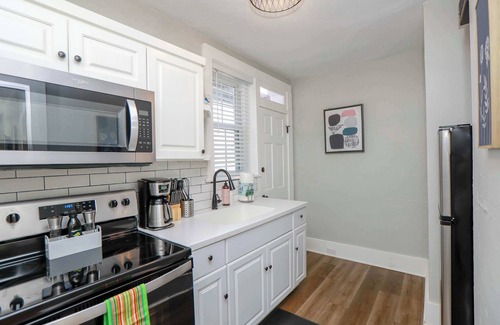 Norfolk Apartment | Sojourn at Colley Manor Unit 6 Sleeps 4