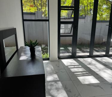 Greater Johannesburg Metropolitan Area Villa | Solar - powered Bryanston Home