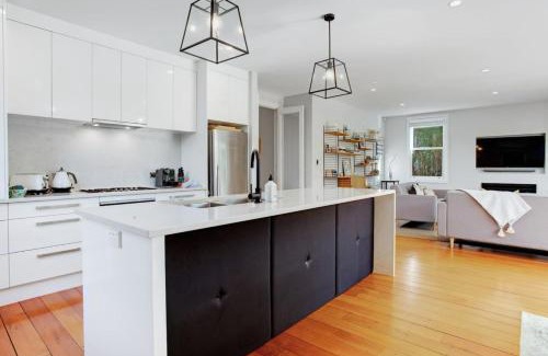 Mount Albert House | Solara Executive Villa with Air-Con and Backyard