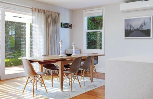 Mount Albert House | Solara Executive Villa with Air-Con and Backyard