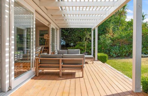 Mount Albert House | Solara Executive Villa with Air-Con and Backyard