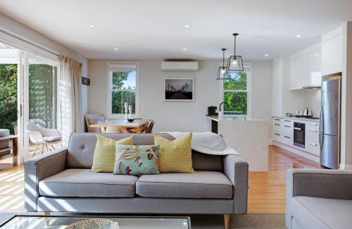 Mount Albert House | Solara Executive Villa with Air-Con and Backyard