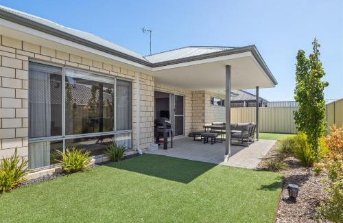 Dunsborough House | Solkis - Walk to Town, Next to Golf Course