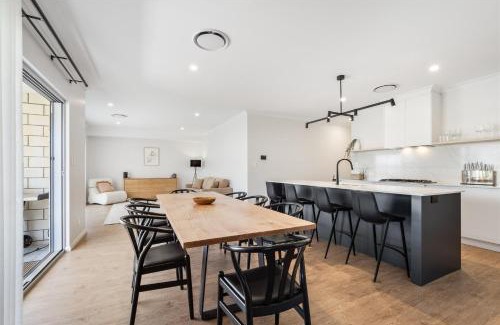 Dunsborough House | Solkis - Walk to Town, Next to Golf Course