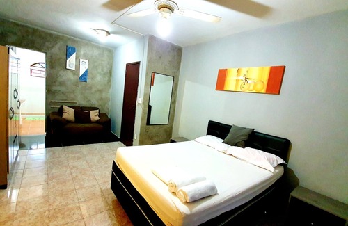 Jardim Flamboyant House | Soluar 7 bedroom house with family pool close to the bus station.