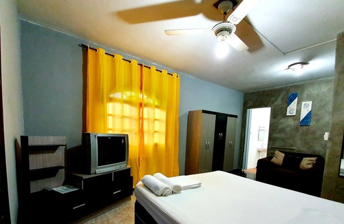 Jardim Flamboyant House | Soluar 7 bedroom house with family pool close to the bus station.