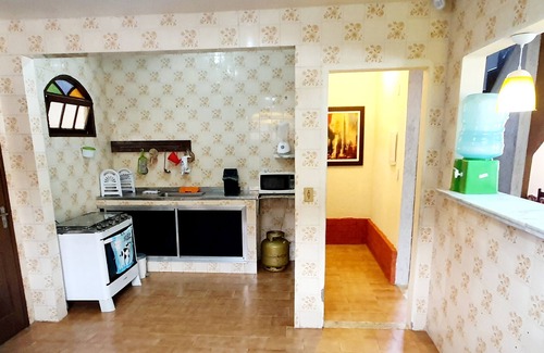 Jardim Flamboyant House | Soluar 7 bedroom house with family pool close to the bus station.