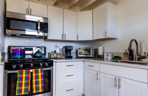 Hilo House | Somewhere Over Rainbow Loft- Hilo NEW