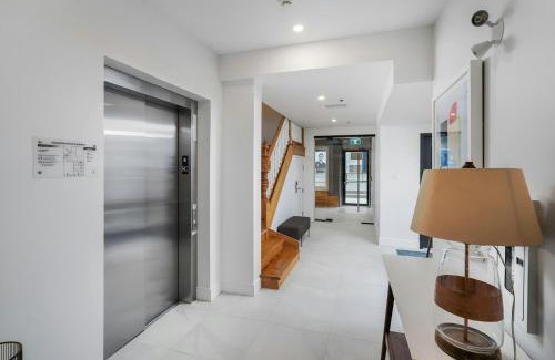 Ville-Marie Apartment | Sonder by Marriott Bonvoy Gare Saint Denis Apartments Downtown