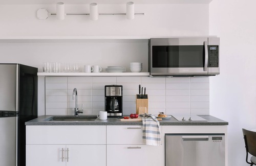 Hunters Point Apartment | Sonder Court Square | King Studio Apartment