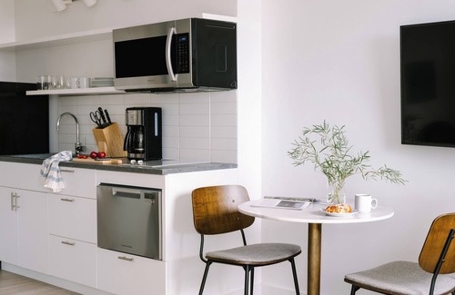 Hunters Point Apartment | Sonder Court Square | King Studio Apartment