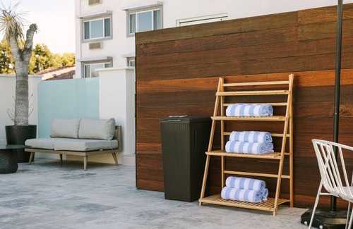 Newport Shores Apartment | Sonder Solarena | Accessible Queen Room
