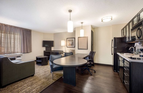 Gateway Hotel | Sonesta Simply Suites Austin The Domain Area