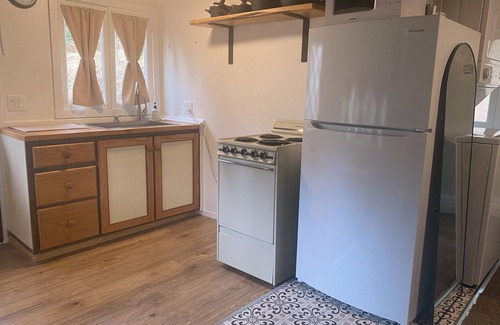 Sonora Apartment | Sonora Treehouse Cottage. Charming studio w/AC & WiFi in quaint historic town