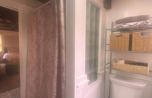 Sonora Apartment | Sonora Treehouse Cottage. Charming studio w/AC & WiFi in quaint historic town