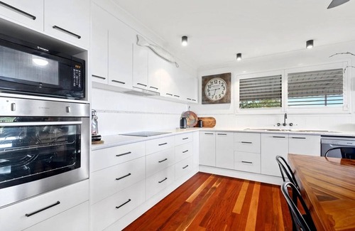 Burnett Heads House | Soothed by the sights and sounds of the sea, the Quirky Black Shack beckons!