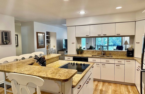 West Beach Cottage | Soothing Lagoon & Plush Greenery – Charming Greenslake Cottage