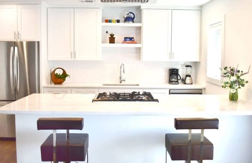 Boulevard Oaks Apartment | Soothing Modern APT in the Museum District w/Pool