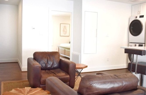 Boulevard Oaks Apartment | Soothing Modern APT in the Museum District w/Pool