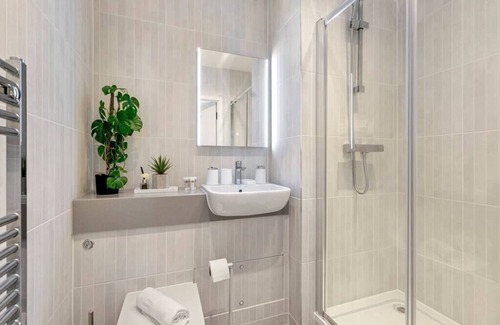 Clock House Apartment | Sophisticated Living: 1-BR Flat in Beckenham