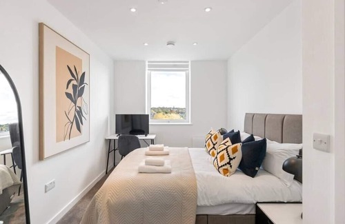 Clock House Apartment | Sophisticated Living: 1-BR Flat in Beckenham