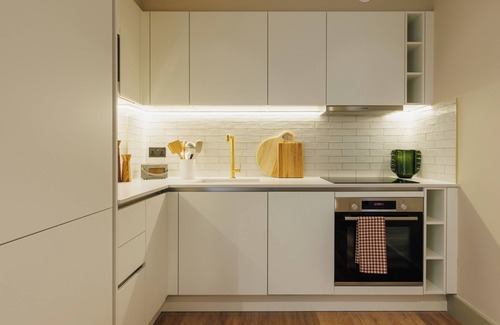 Tottenham Hale Apartment | Sophisticated Studio Flat with Rooftop Access