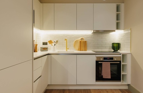 Tottenham Hale Apartment | Sophisticated Studio Flat with Rooftop Access