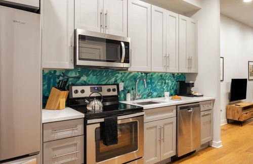 Old City Apartment | Sosuite 1BR Apt w W/d, Shared Roofdeck