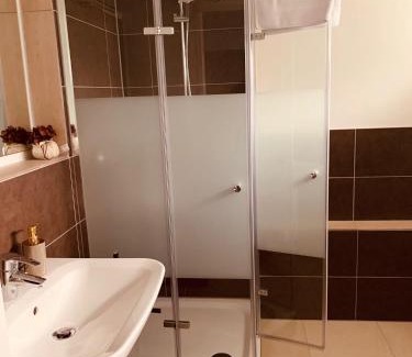 Kalkum House | Souterrain Zimmer mit separatem Eingang und Bad