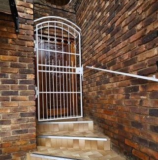 Piet Retief Apartment | South 32