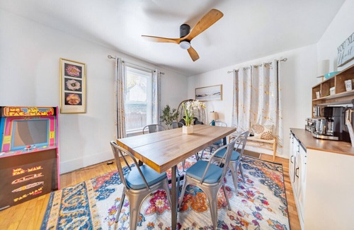 Akron House | South Akron 3 bedroom 1 bath home w king bed and Smart TVs