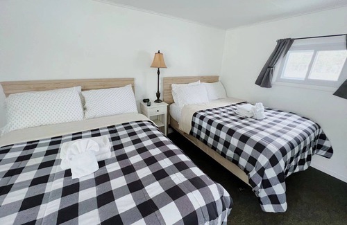 East Jordan Hotel | South Arm Retreats Motel Double Room 7