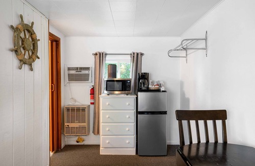 East Jordan Hotel | South Arm Retreats Motel Double Room 7