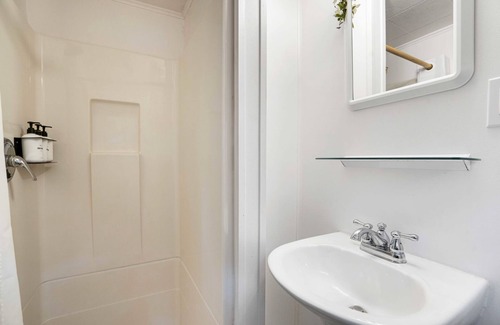 East Jordan Hotel | South Arm Retreats Motel Double Room 7