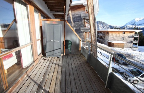 Chamrousse Apartment | South-Facing 2BR+Mountain Nook Apt, Near Slopes, Equipped Kitchen, Pet-Friendly