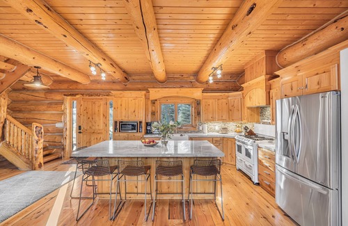 Swan Valley Cabin | South Fork Retreat. Private Luxury 6-bedroom cabin w/AC and Private pond.
