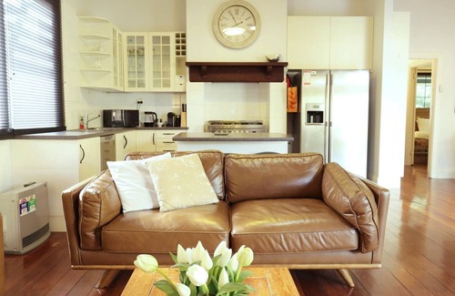 South Fremantle Apartment | South Freo Bungalow - Hidden sanctuary w Spa Bath & Deck