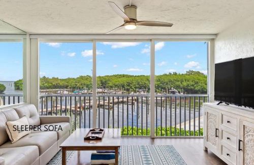 Captiva House | South Seas Bayside Villa 4118 - Stunning Residence with Air Conditioned Lanai
